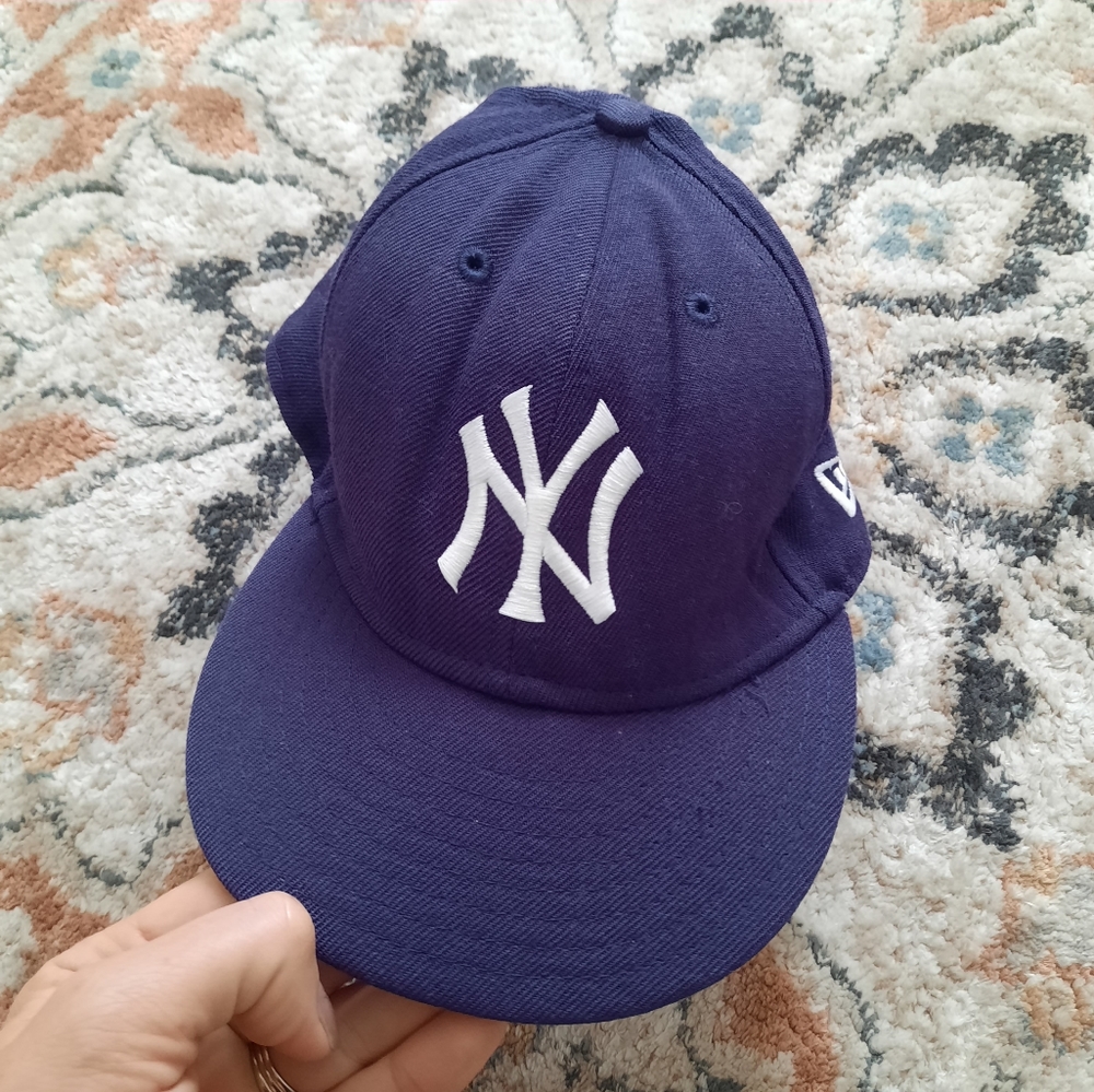 New York Yankees Navy baseball cap.
